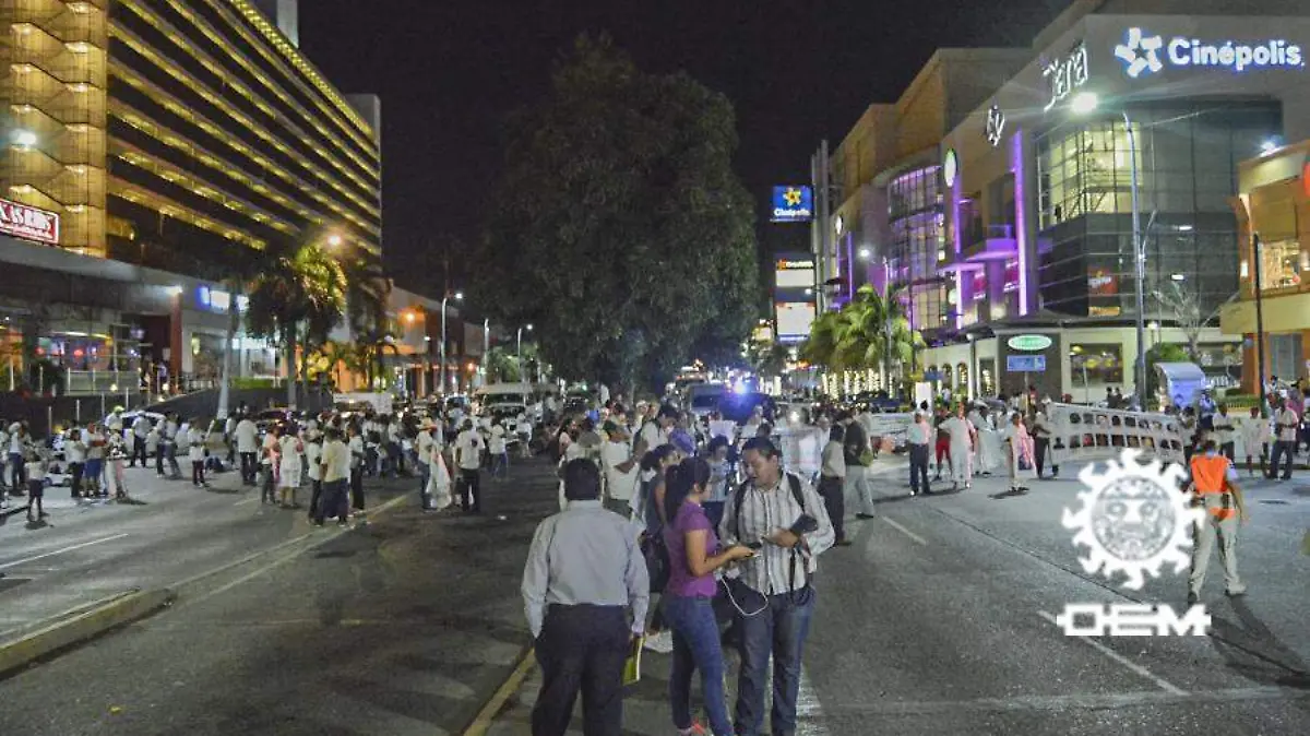 Acapulco-bloqueo en la costera miguel aleman